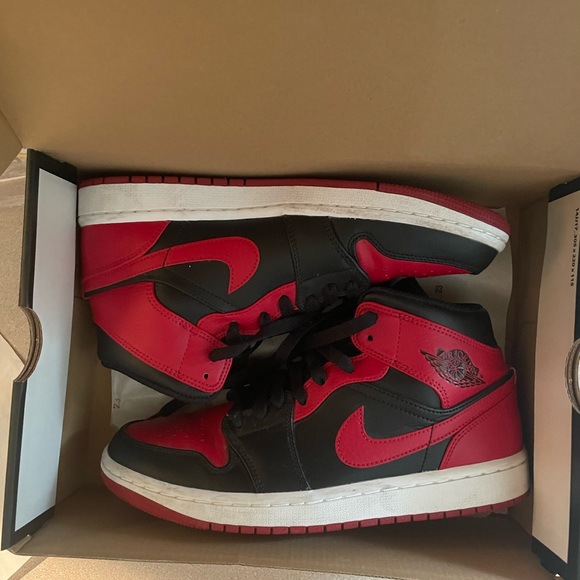 Air Jordan 1 Mid Size 7.5 - Picture 2 of 3